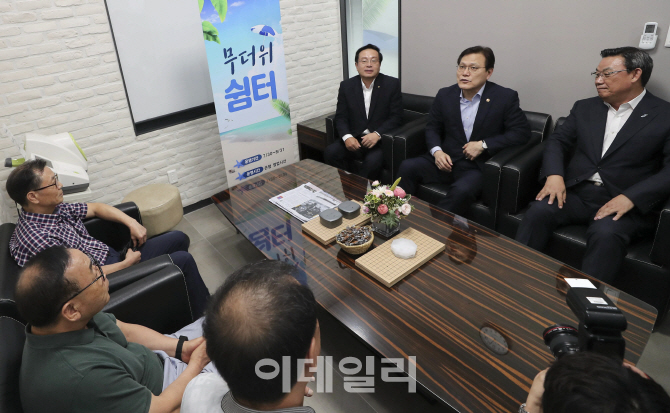 [포토]폭염에 전국 은행 6천 곳 무더위 쉼터로 개방