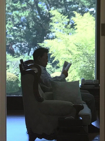 ‘여름휴가의 정치학’ 文대통령, 올해는 어떤 책 읽을까?