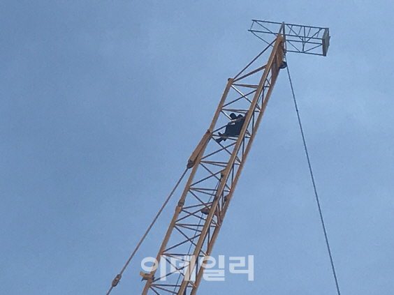 "밀린 공사대금 달라"…50대男 건설현장서 12시간째 고공 농성