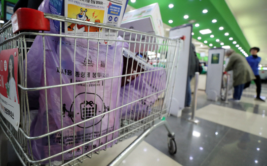 슈퍼마켓 비닐봉투 전면 금지...세탁소비닐·뽁뽁이 분담금 부과