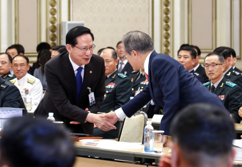 靑, 송영무 경질론 확산에 “인사권은 대통령 고유권한” NCND 기조 유지