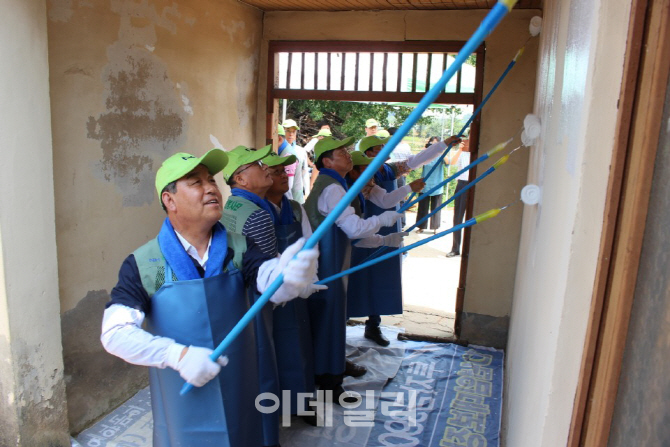 [포토]농협, 사랑의 집 고치기 농가희망봉사단 봉사활동 실시!