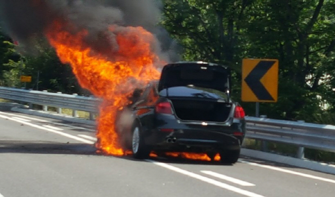 [포토] '불타는 차' BMW 520d 승용차에서 또 불