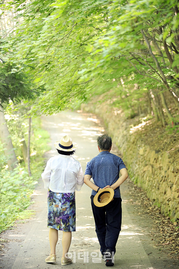 [포토] ‘여름휴가’ 文대통령, 김정숙 여사와 산책 데이트