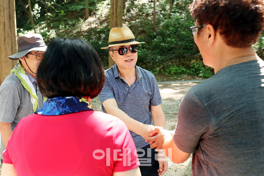 [포토] 文대통령, 여름휴가 산책 도중 시민과 만나 악수