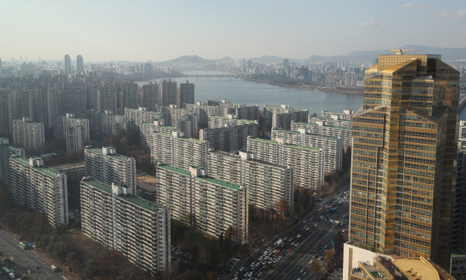 서울 집값 불안 조짐에 정부 ‘추가규제’ 경고…남은 카드는?