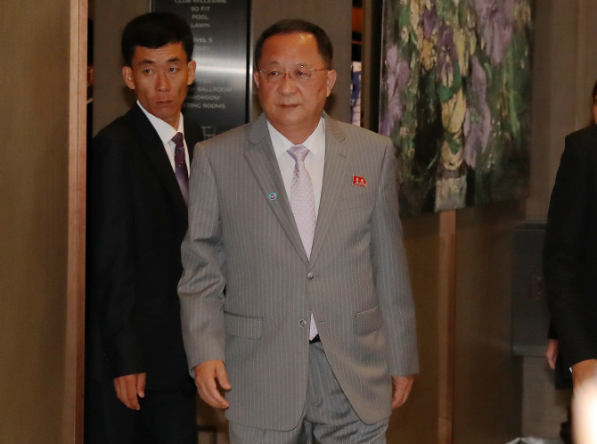 北리용호-中왕이, 싱가포르서 회담…종전선언 논의했나