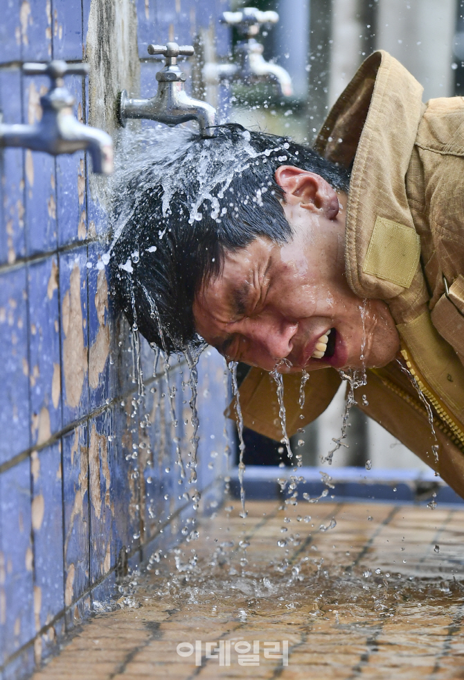 [포토]폭염 속 소방훈련