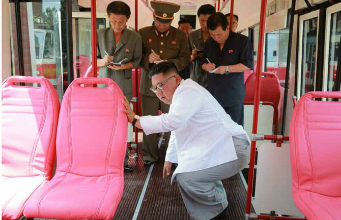 [포토] 새 모델 국산버스에 탑승한 김정은 위원장
