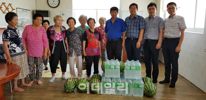 [포토]농협중앙회 조합구조개선부, 폭염 피해 농촌마을 위로 방문
