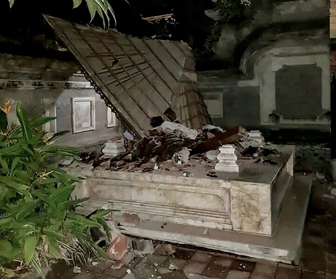 인도네시아 롬복서 규모 7.0 강진…최소 82명 사망