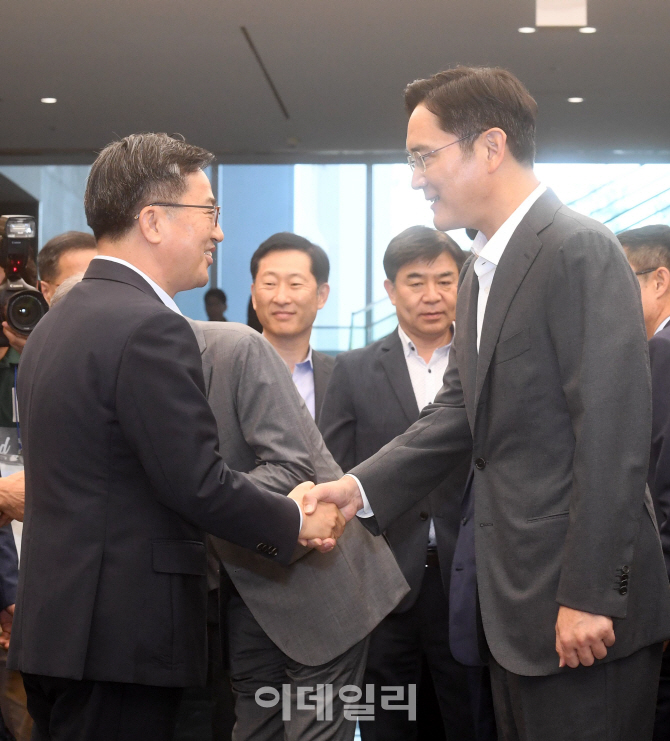 [포토]이재용 삼성전자 부회장,김동연 경제부총리 배웅