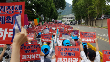 폭염 뚫고 모인 7만 시위대…불신이 키운 광장의 목소리
