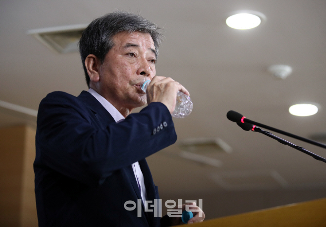 [포토]물 마시는 김진경 위원장, '2022 대입개편 권고안 발표'