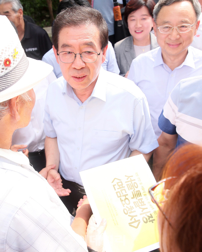 [포토]면담요청서 전달받는 박원순 서울시장