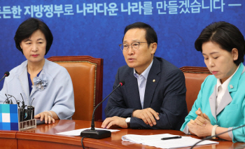 與 “은산분리 완화, 혁신성장에 꼭 필요..8월 안에 처리”