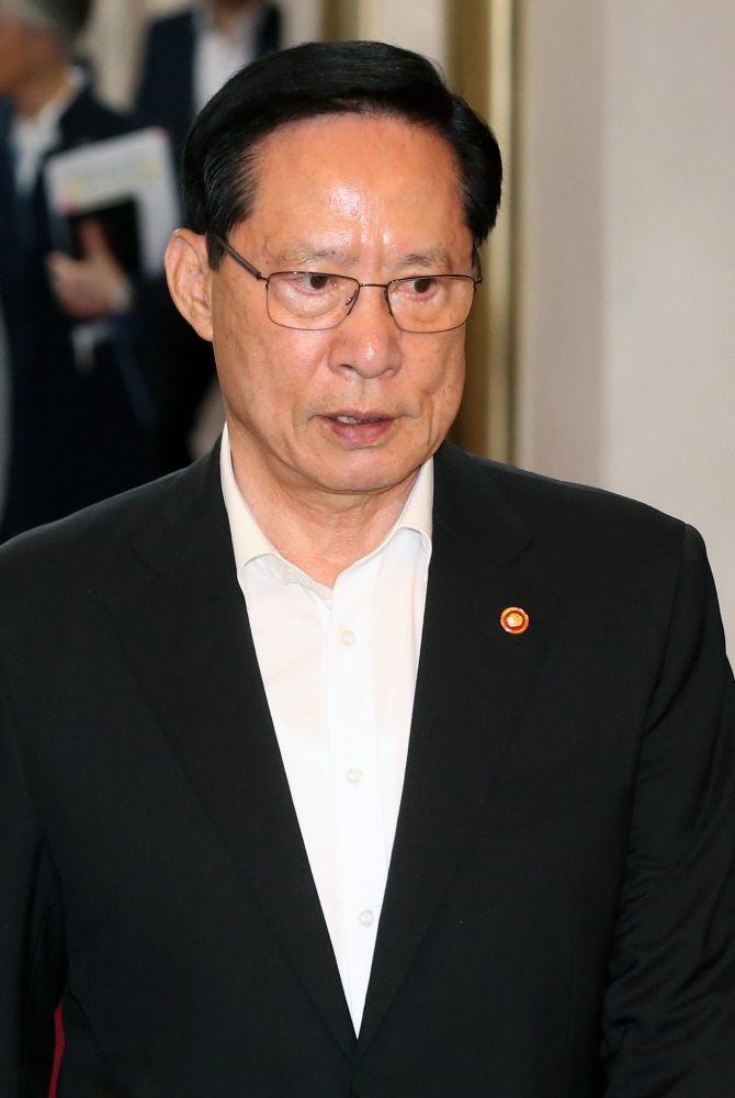 靑 “기무사 해편안 이후 송영무 대면보고..거취와는 무관”