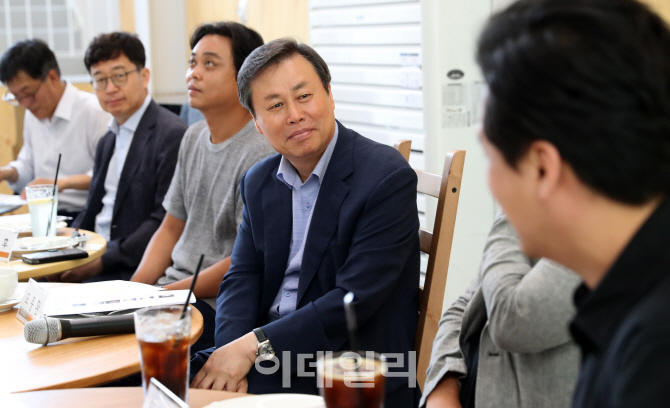 도종환 장관 "예술인 마음껏 창작·공연하는 환경 만들 것"