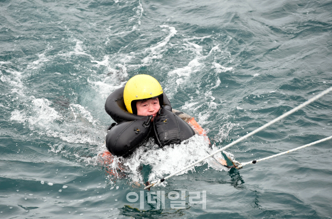 [포토] 조종사 생환훈련서 낙하산 견인