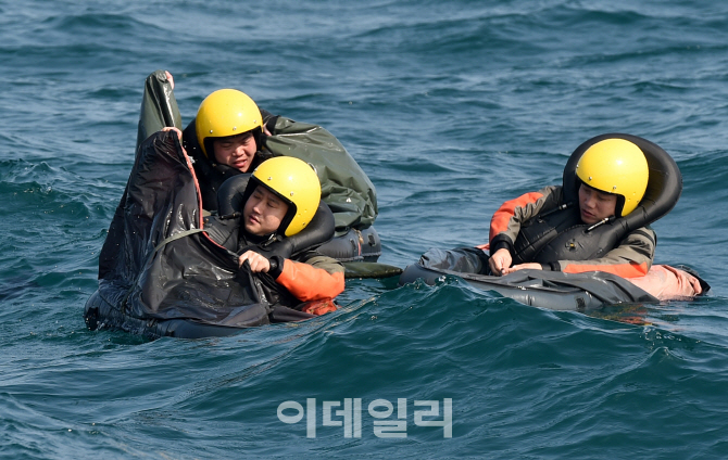 [포토] 반드시 살아서 돌아오라-조종사 생환훈련