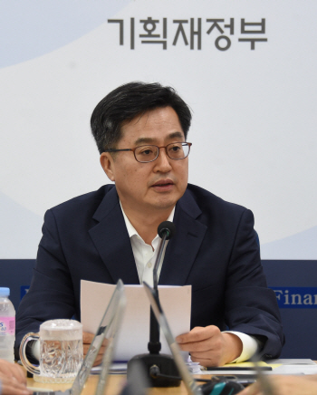 김동연 "8대 선도사업에 바이오 추가..삼성 약가 건의, 신중 검토"