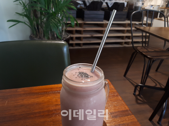 "플라스틱 빨대 OUT"…유리·종이로 만든 착한 빨대 확산