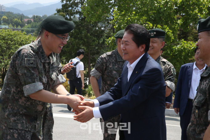 [포토]김병원 농협중앙회장, 육군 31보병사단 도서 기증