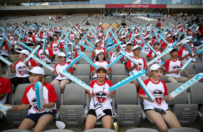 [포토] 열띤 응원하는 통일축구서포터즈