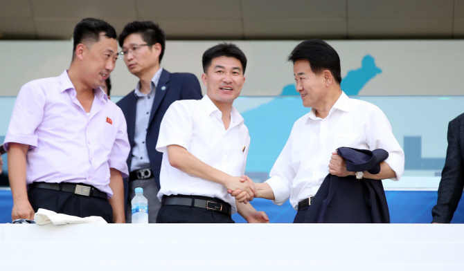 [포토] 남북노동자 축구대회 찾은 정동영 대표