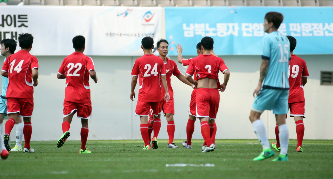 [포토] 선제골 넣는 북한 건설노동자팀의 서대성