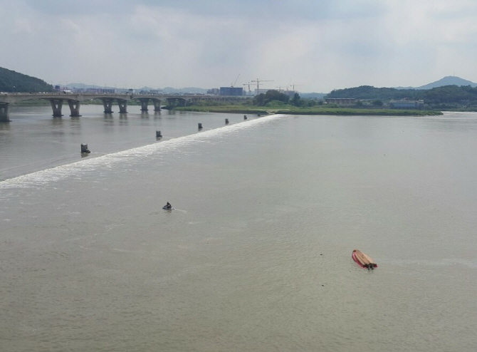 한강 하류서 수난구조대 보트 전복…소방관 2명 실종
