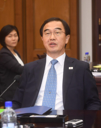조명균 "정상회담 염두 날짜 없다…北초청 상황 고려"