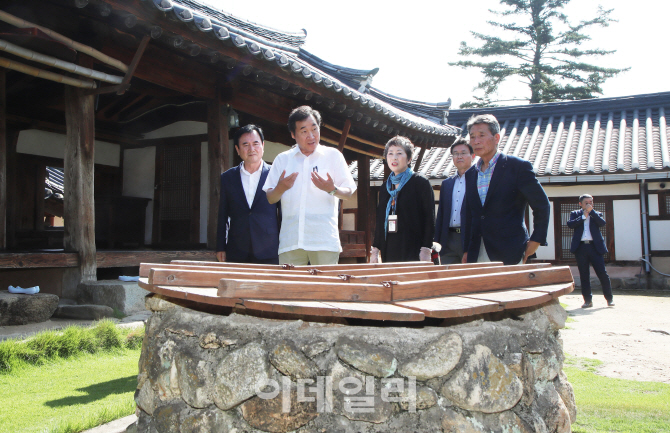 [포토] 정여창 고택 방문한 이낙연 총리