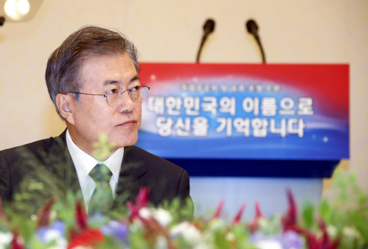 文대통령 “북한과 공동사업으로 ‘안중근 의사 유해 발굴’ 추진”(종합)