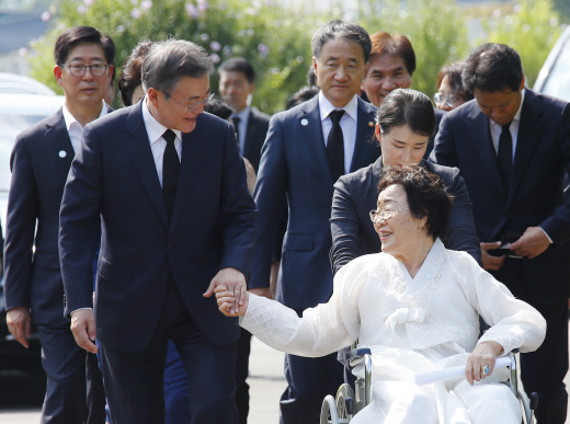 文대통령 “대한민국, 위안부 피해자들께 많은 것을 빚졌고 배웠다”