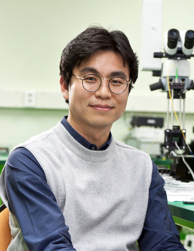 형광물질 없이 ‘뇌 깊은 곳 혈액 모습’ 본다..광영상 기술 성공