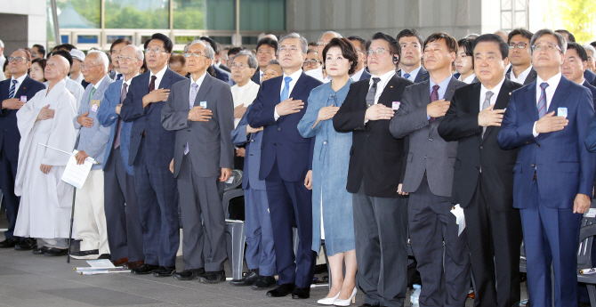 "정부수립 70주년" vs "건국 70주년"…또 갈라진 정치권
