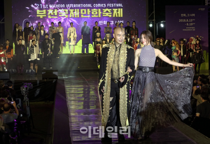 [포토] 홍석천, 김규리 만화패션쇼