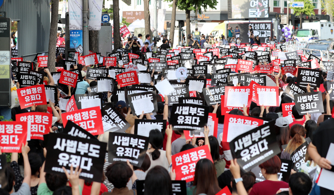 [포토] 구호 외치는 성폭력·성차별 끝장집회 참가자들