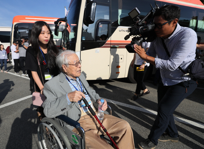 "설레서 잠도 못자"…이산가족 상봉단, 금강산으로 출발