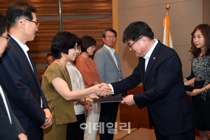 [포토]부동산 · 증권 분과 민간위원 위촉장 받는 이진경 상지대 교수