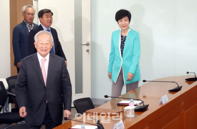 [포토]경제3단체장과의 간담회 참석하는 김영주 장관
