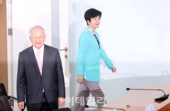 [포토]경제3단체장과의 간담회 참석하는 김영주 고용부 장관