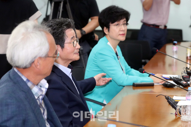 [포토]발언하는 이목희 부위원장