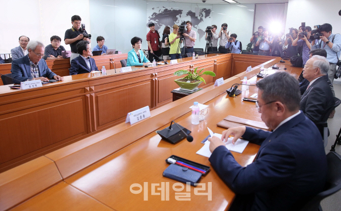 [포토]고용부-일자리위-경제3단체 간담회