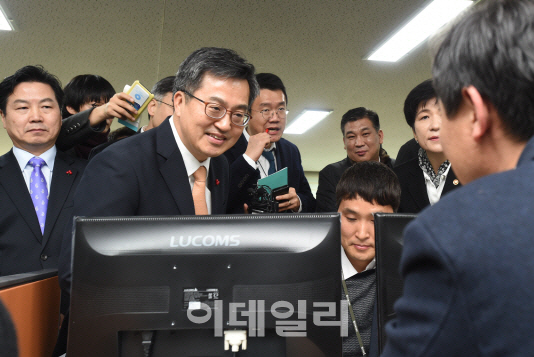 [고용쇼크]③"최저임금 인상에 재정부담↑"..일자리안정자금 '재정 블랙홀' 될라