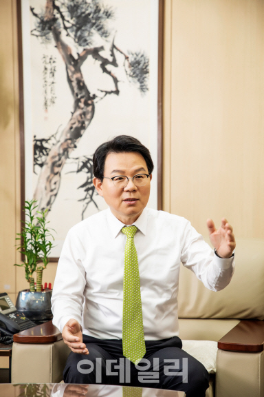 김광수 회장, 1년 ‘초단기 CEO 임기' 묘수 찾기 고심