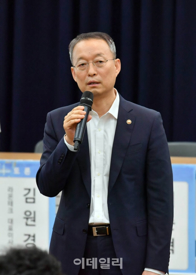 '기승전 脫원전' 한국당 질타..백운규 장관 "옳지 않다" 반박