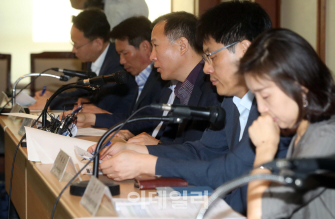 [포토]브리핑하는 이상훈 실장