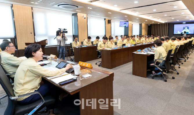 [포토] 태풍 솔릭 대책회의 주재하는 김수영 양천구청장